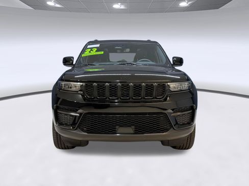 Used 2023 Jeep Grand Cherokee Altitude AWD/4WD image 6
