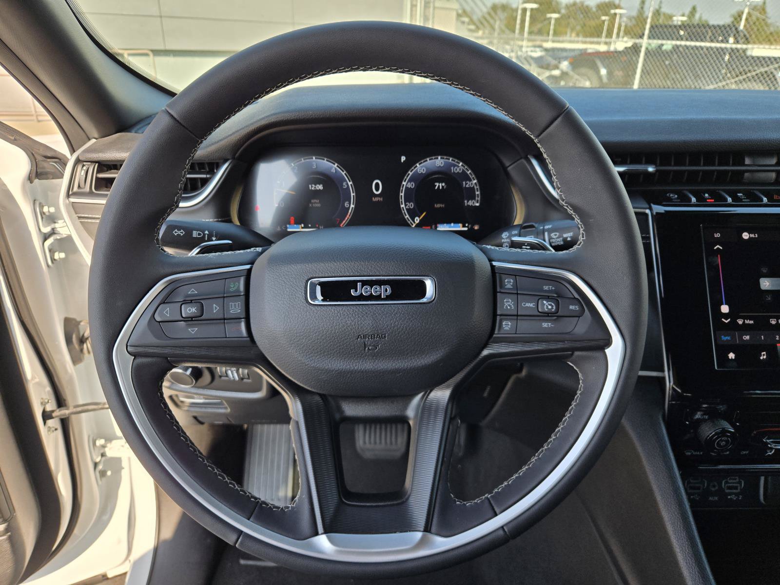 Used 2025 Jeep Grand Cherokee Laredo X RWD image 16