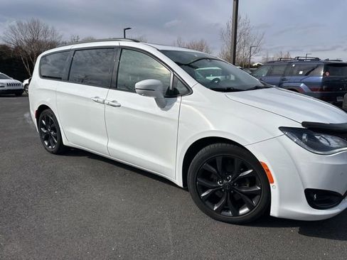 Used 2018 Chrysler Pacifica Limited w/ Advanced Safetytec Group image 3