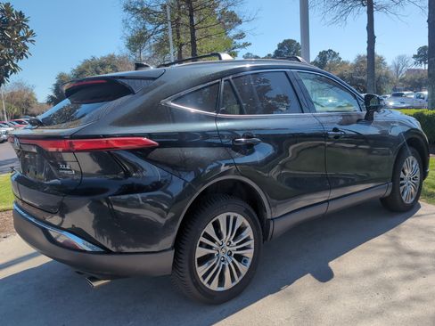 Used 2021 Toyota Venza XLE w/ Softex Package image 10