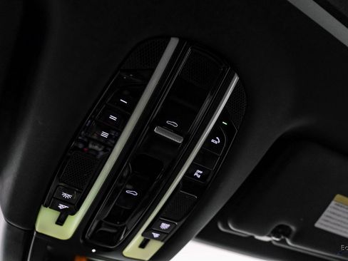 Used 2022 Porsche Cayenne w/ Premium Package image 29