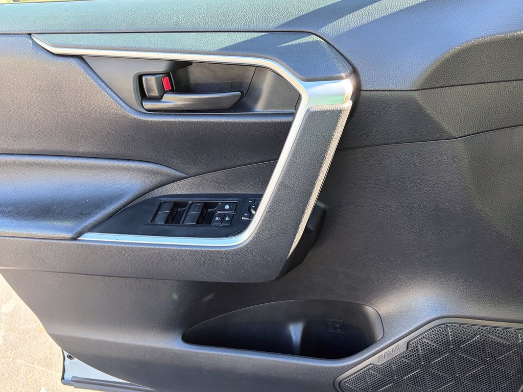 Used 2019 Toyota RAV4 LE FWD image 18