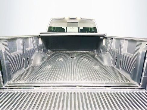 Used 2017 Nissan Titan SV image 25