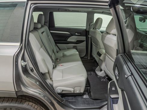 Used 2019 Toyota Highlander XLE AWD/4WD image 24