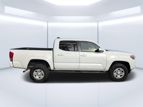 Used 2017 Toyota Tacoma SR image 2