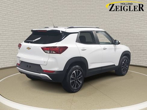 Used 2025 Chevrolet TrailBlazer LT w/ Driver Confidence Package image 5