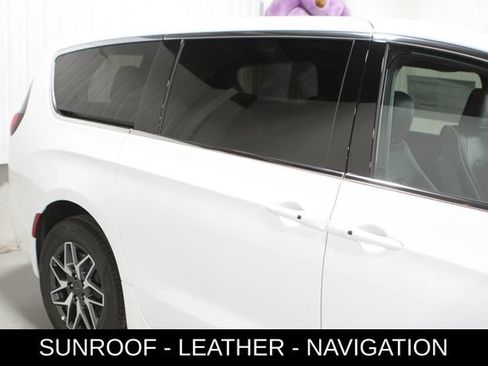 New 2027 Chrysler Pacifica Limited AWD/4WD image 4