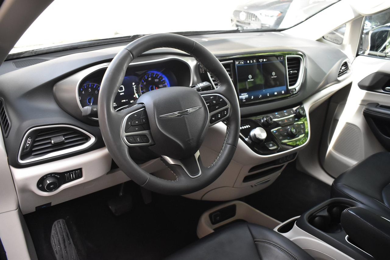 Used 2024 Chrysler Pacifica Touring-L FWD image 14