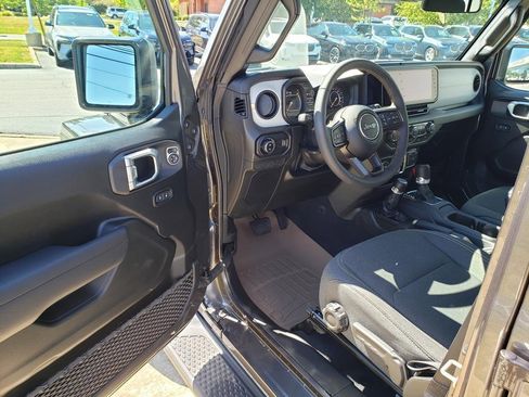 Used 2025 Jeep Gladiator Sport image 7