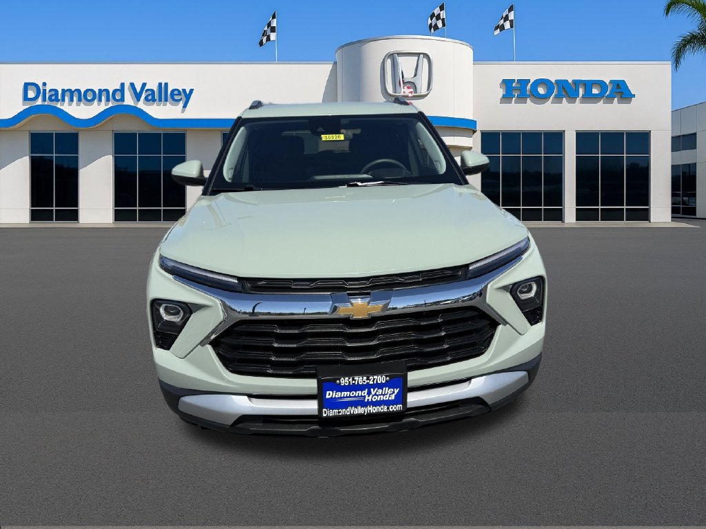Used 2025 Chevrolet TrailBlazer LT FWD image 2