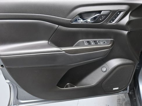 Used 2021 GMC Acadia SLT w/ Elevation Edition image 9