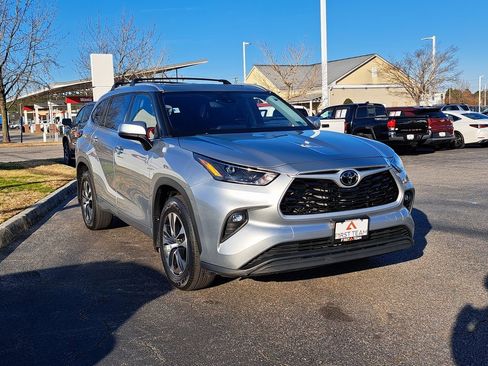 Used 2022 Toyota Highlander XLE image 4