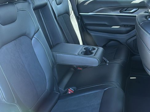 New 2026 Jeep Grand Cherokee Altitude image 14