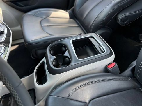 Used 2023 Chrysler Pacifica Touring-L FWD image 27