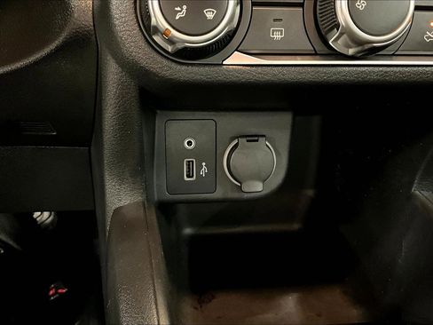 Used 2020 Nissan Kicks S image 17