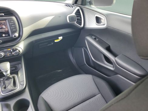Used 2025 Kia Soul LX w/ LX Technology Package FWD image 12