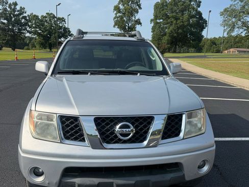 Used 2007 Nissan Frontier LE w/ Leather Pkg AWD/4WD image 7