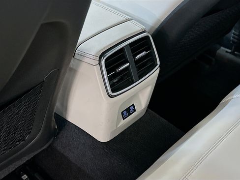 Used 2025 Genesis G70 2.5T image 28