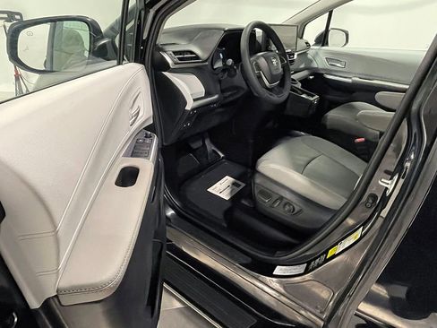 Used 2025 Toyota Sienna XLE image 14