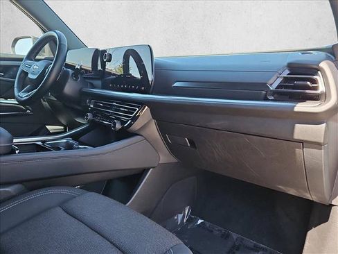 Used 2024 Chevrolet Traverse LT FWD image 21