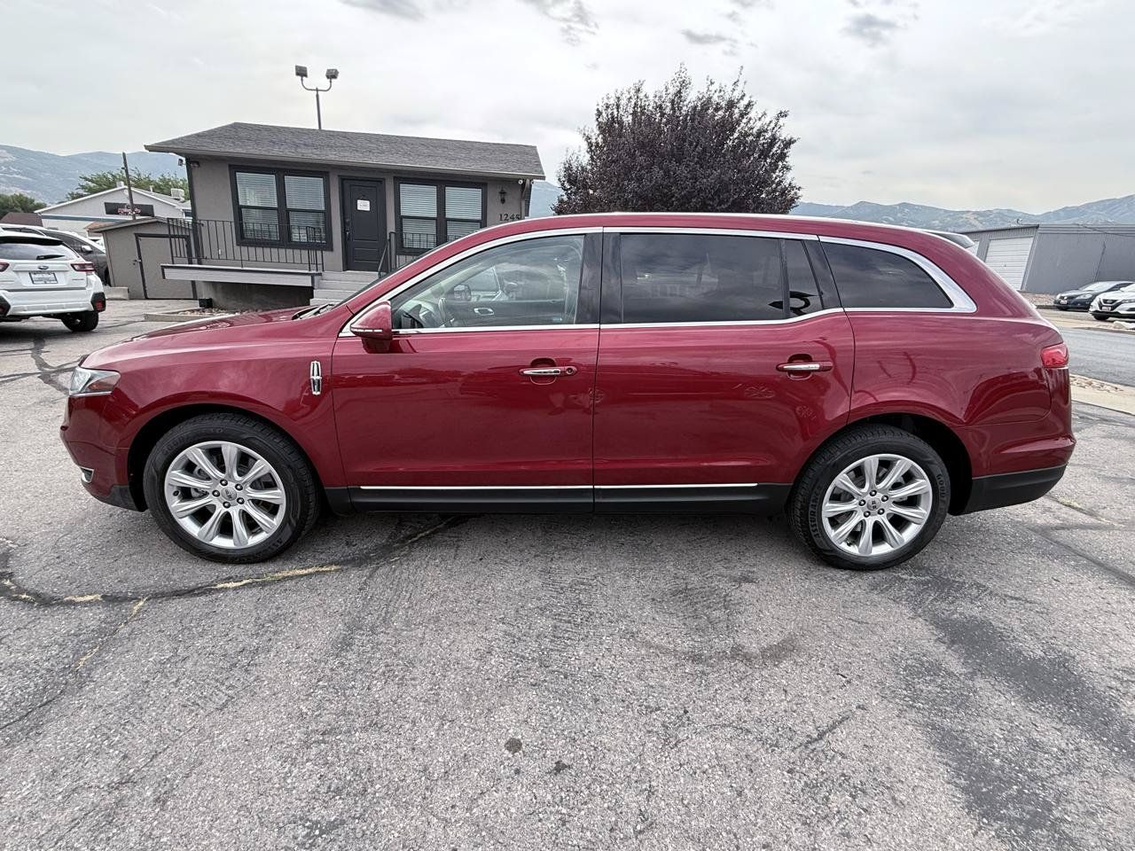 Used 2018 Lincoln MKT FWD image 2