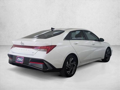 Certified 2025 Hyundai Elantra Limited FWD image 5