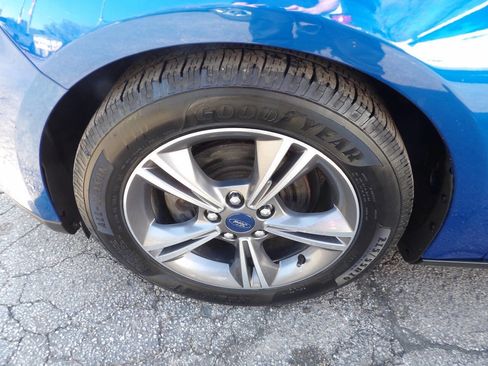 Used 2018 Ford Focus SE w/ SE Appearance Package FWD image 5
