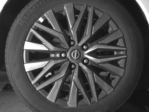 Used 2025 Nissan Altima 2.5 SV FWD image 15