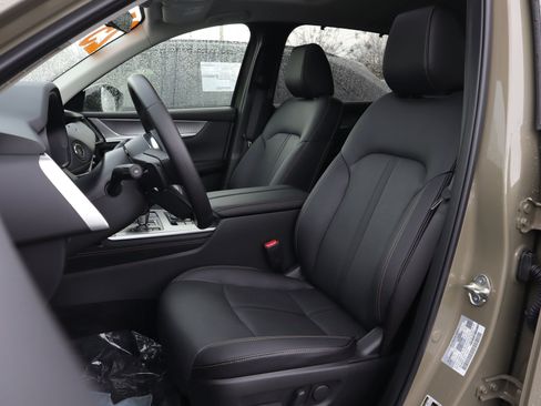 Certified 2025 MAZDA CX-70 3.3 Turbo w/ Preferred Package image 8