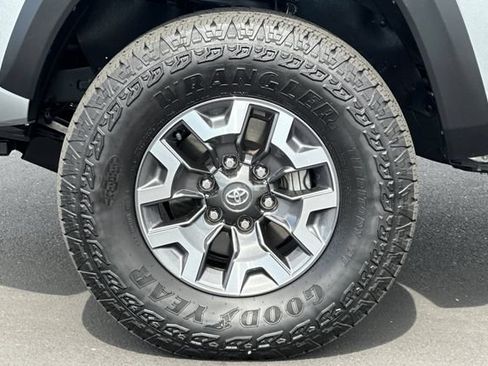 Certified 2023 Toyota Tacoma TRD Off-Road w/ Technology Package AWD/4WD image 30