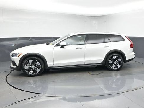 Used 2025 Volvo V60 B5 Cross Country Plus AWD/4WD image 4
