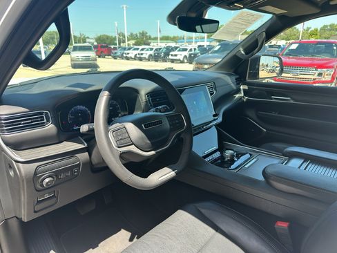 Used 2024 Jeep Wagoneer Series II w/ Flexible Seating Group RWD image 2