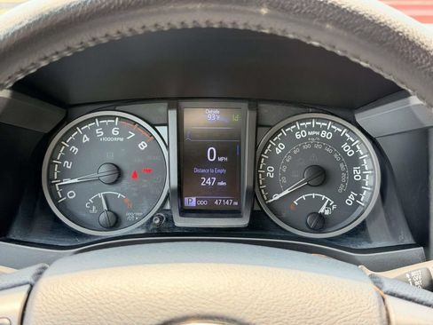 Certified 2019 Toyota Tacoma TRD Sport AWD/4WD image 9