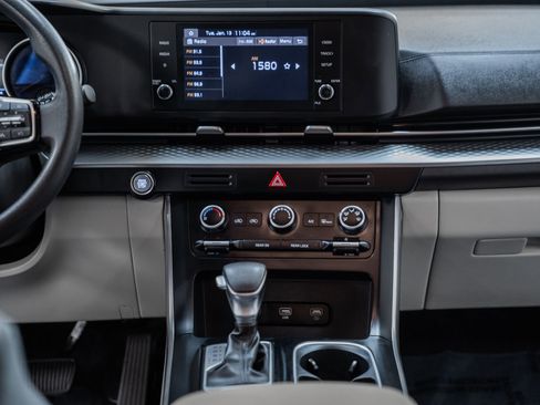 Used 2024 Kia Carnival LX image 22