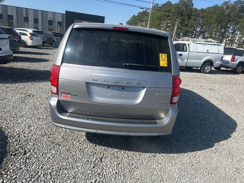 Used 2016 Dodge Grand Caravan SXT w/ UConnect Hands-Free Group FWD image 7