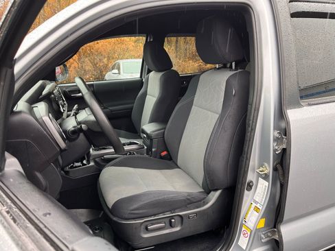 Used 2020 Toyota Tacoma TRD Off-Road image 17