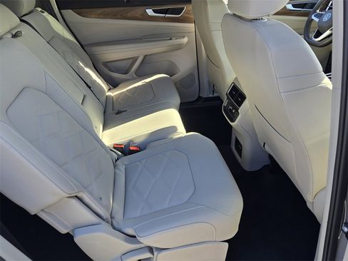 Certified 2025 Volkswagen Atlas SE w/ Panoramic Sunroof Package image 17