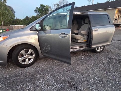 Used 2014 Toyota Sienna LE FWD image 1
