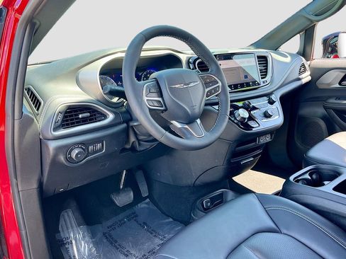 Certified 2025 Chrysler Pacifica Select AWD/4WD image 9