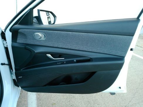 Used 2023 Hyundai Elantra Limited image 21