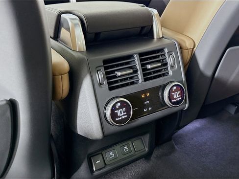 Used 2025 Land Rover Discovery Dynamic SE AWD/4WD image 16