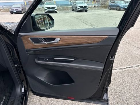 Certified 2025 Volkswagen Atlas SE image 38