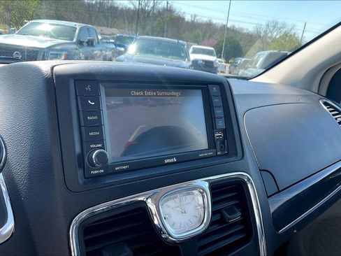 Used 2015 Chrysler Town & Country Touring-L w/ Driver Convenience Group image 18