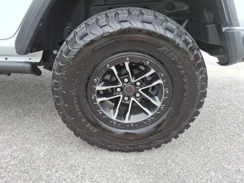 Used 2024 Jeep Wrangler Unlimited Rubicon w/ XTREMEE 35" Tire Package AWD/4WD image 12