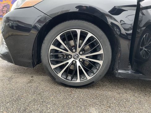 Used 2018 Toyota Camry SE w/ Moonroof Package image 9