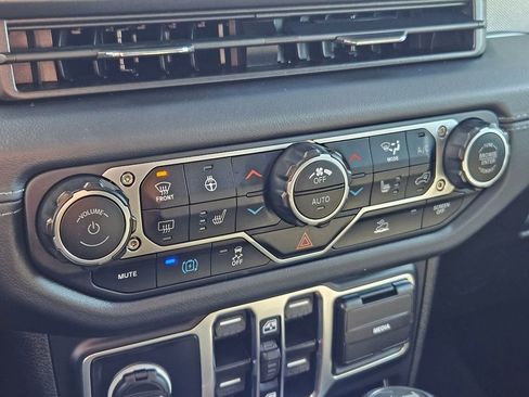 Used 2024 Jeep Wrangler Unlimited Sahara image 23