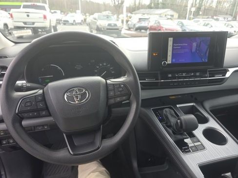 Used 2025 Toyota Sienna LE image 15