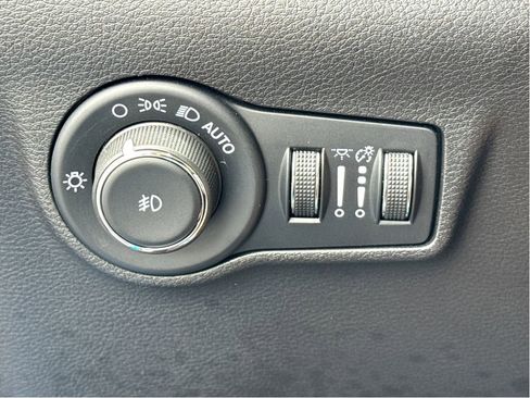 Used 2025 Jeep Compass Trailhawk AWD/4WD image 12