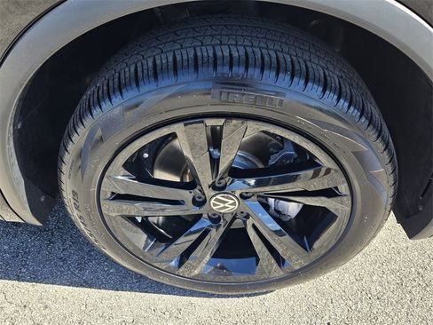 Used 2024 Volkswagen Tiguan SE R-Line image 17