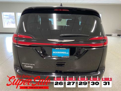 Used 2024 Chrysler Pacifica Touring-L image 6